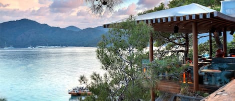 Breakfast, lunch, dinner served; ocean views