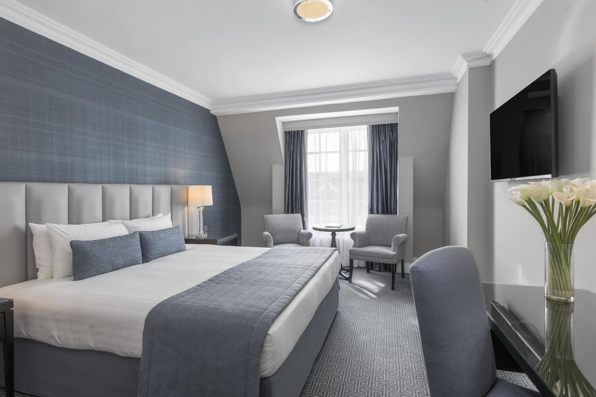 In-room safe, laptop workspace, iron/ironing board, free WiFi