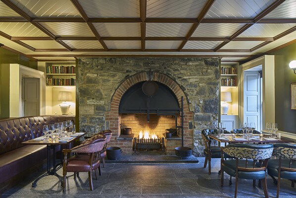Cocktail bar, garden views, open daily - The Johnstown Estate (Enfield)