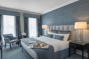 In-room safe, laptop workspace, iron/ironing board, free WiFi