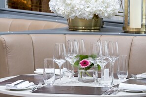 Middag serveres, lokale retter