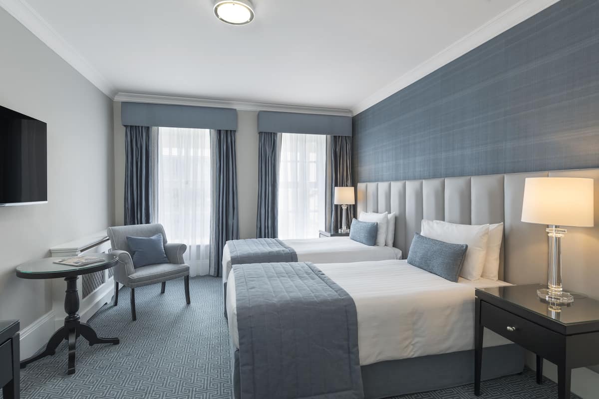 Chambre Deluxe avec lits jumeaux | Coffre-fort, bureau, espace de travail pour ordinateurs portables