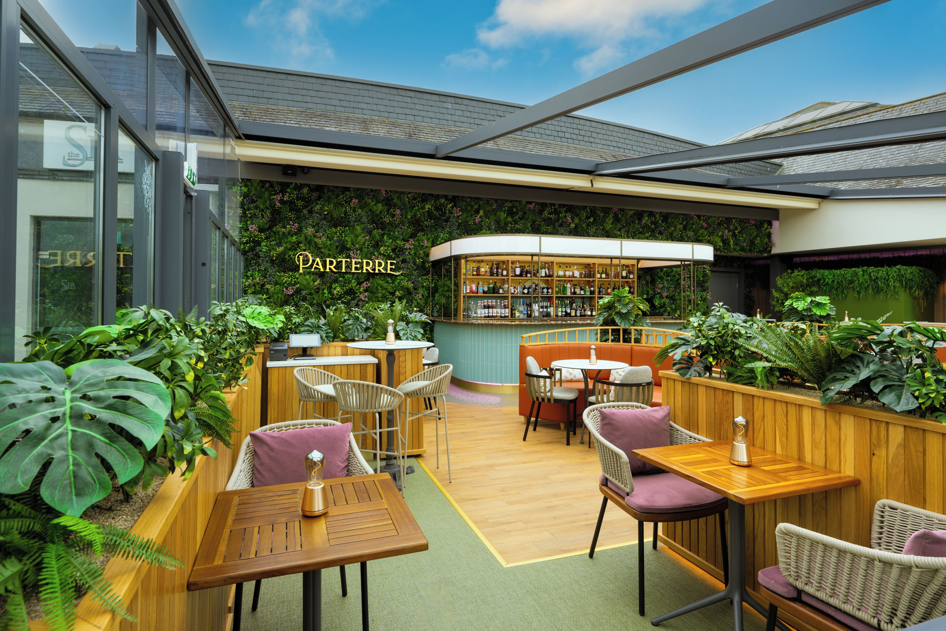 Cocktail bar, garden views, open daily