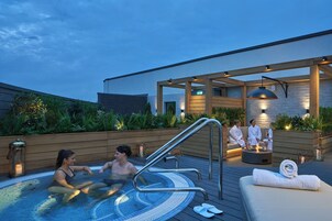 Couples treatment room(s), sauna, hot tub, steam room