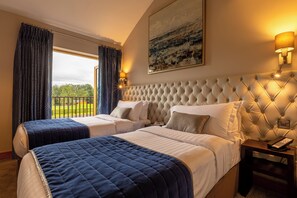 Two Bedroom House | Safe på rommet, skrivebord for bærbar PC og strykejern/-brett