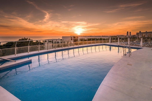 Piscina interna, 3 piscinas externas, guarda-sóis, espreguiçadeiras