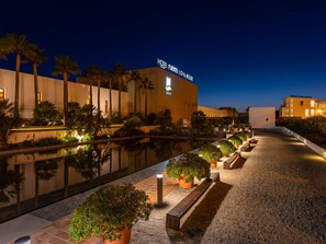 A hotel with a modern design, a pool, and well-maintained landscaping. - Hotel Fuerte Conil-Resort (Conil de la Frontera)