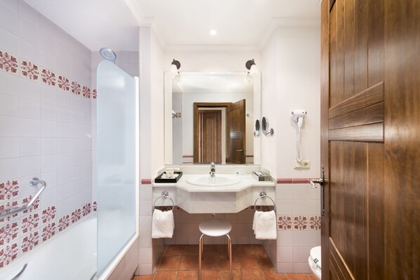 A bathroom with a shower, sink, and toilet. - Hotel Fuerte Conil-Resort (Conil de la Frontera)