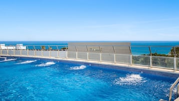 Una piscina techada, 3 piscinas al aire libre, sombrillas