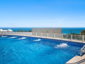 A swimming pool with clear blue water, a metal railing, and a view of the ocean. - Hotel Fuerte Conil-Resort (Conil de la Frontera)