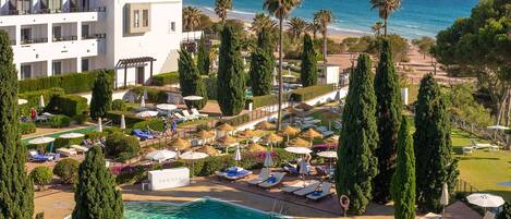 Piscine couverte, 3 piscines extérieures, parasols de plage