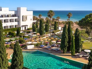Piscina interna, 3 piscinas externas, guarda-sóis, espreguiçadeiras
