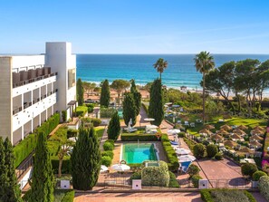 Piscine couverte, 3 piscines extérieures, parasols de plage