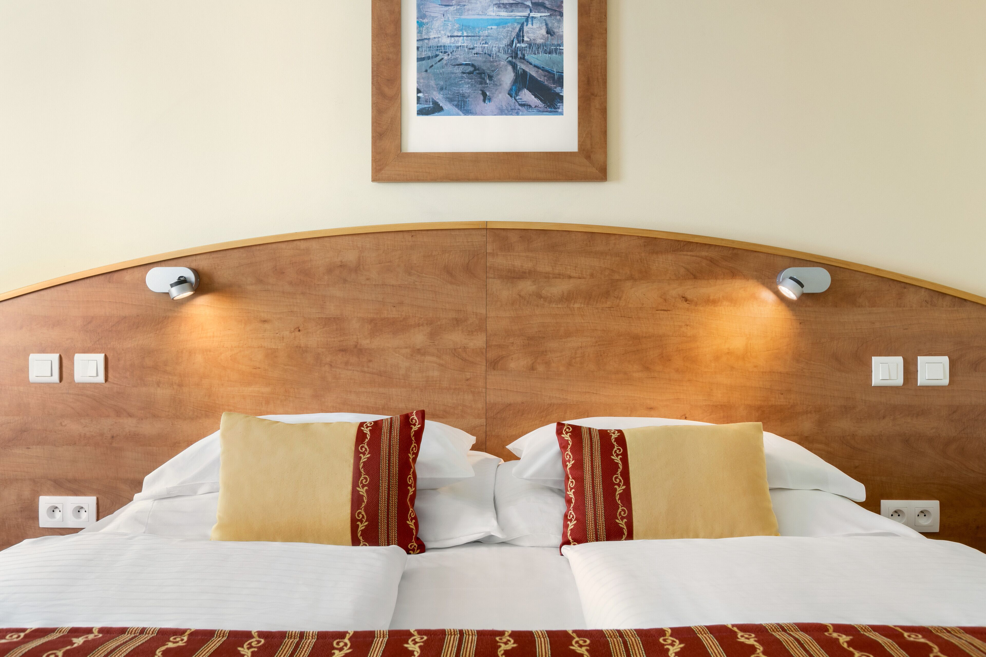 Comfort Room (Plus) | In-room safe, blackout curtains, soundproofing, iron/ironing board