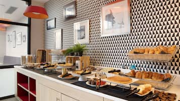 Daily cooked-to-order breakfast (EUR 12.90 per person)