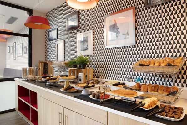 Daily cooked-to-order breakfast (EUR 12.90 per person)