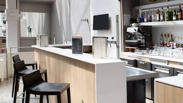 Sert le petit déjeuner, le déjeuner et le dßner