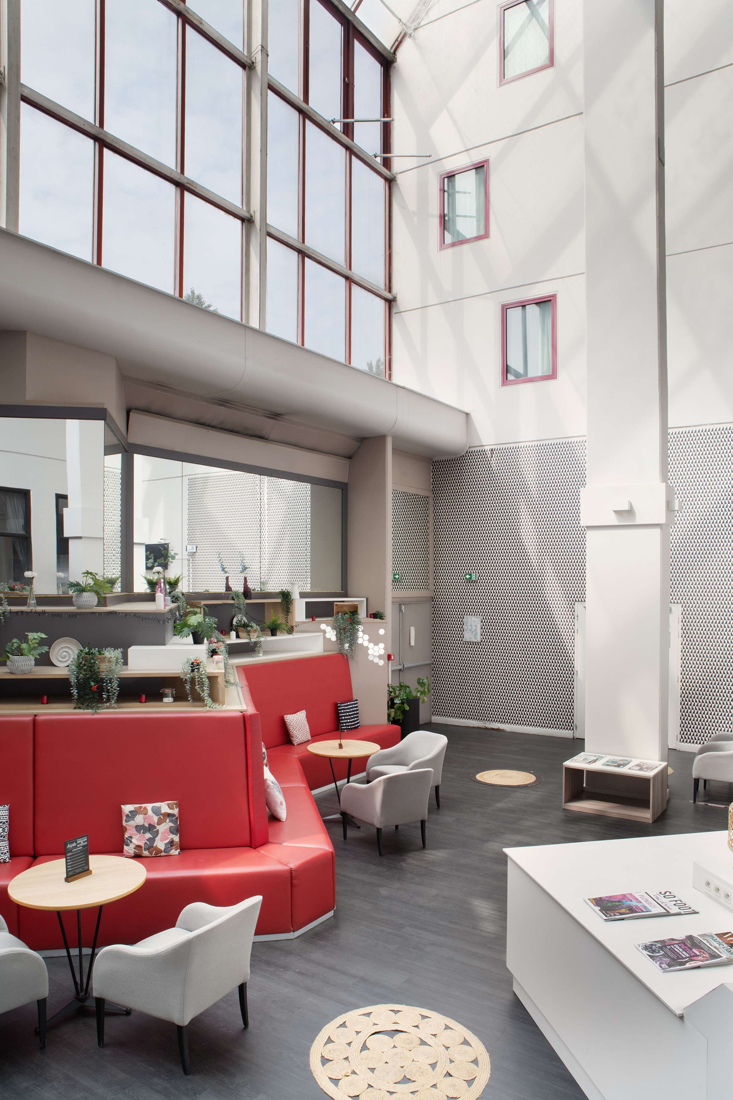 Serves breakfast, lunch, and dinner