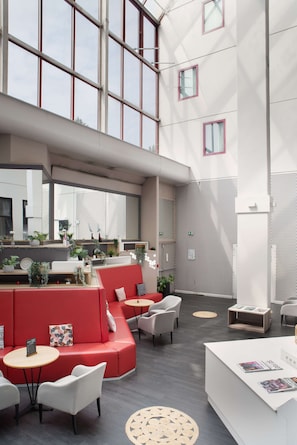 Sert le petit déjeuner, le déjeuner et le dîner