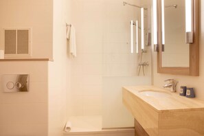 Combined shower/tub, eco-friendly toiletries, hair dryer, towels