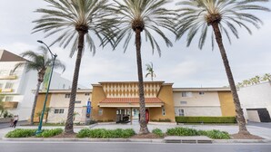 A building with a modern architectural design, featuring a symmetrical facade and a central entrance. - Americas Best Value Inn & Suites Anaheim Convention Center (Anaheim)