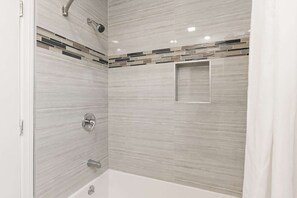 Combined shower/tub, free toiletries, hair dryer, towels - Americas Best Value Inn & Suites Anaheim Convention Center (Anaheim)