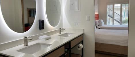 Combined shower/tub, free toiletries, hair dryer, towels