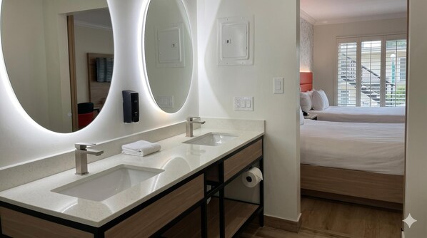 Combined shower/tub, free toiletries, hair dryer, towels - Americas Best Value Inn & Suites Anaheim Convention Center (Anaheim)