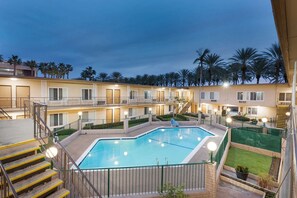 Outdoor pool, pool umbrellas, sun loungers - Americas Best Value Inn & Suites Anaheim Convention Center (Anaheim)