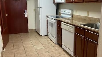 デラックス スタジオ クイーンベッド 2 台 禁煙 簡易キッチン | 専用キッチン | 大型冷蔵庫、電子レンジ、オーブン、コンロ