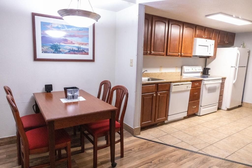 Full-size fridge, microwave, oven, stovetop