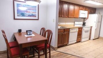 Full-size fridge, microwave, oven, stovetop