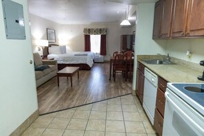 Deluxe studio, 1 kingsize bed, niet-roken, kitchenette | Een kluis op de kamer, een strijkplank/strijkijzer, gratis wifi