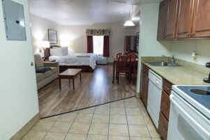 Deluxe Studio, 1 King Bed, Non Smoking, Kitchenette | In-room safe, iron/ironing board, free WiFi, bed sheets