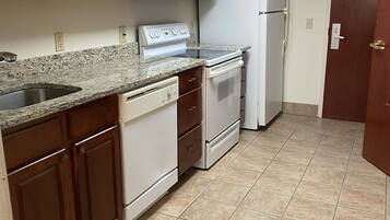 Full-size fridge, microwave, oven, stovetop