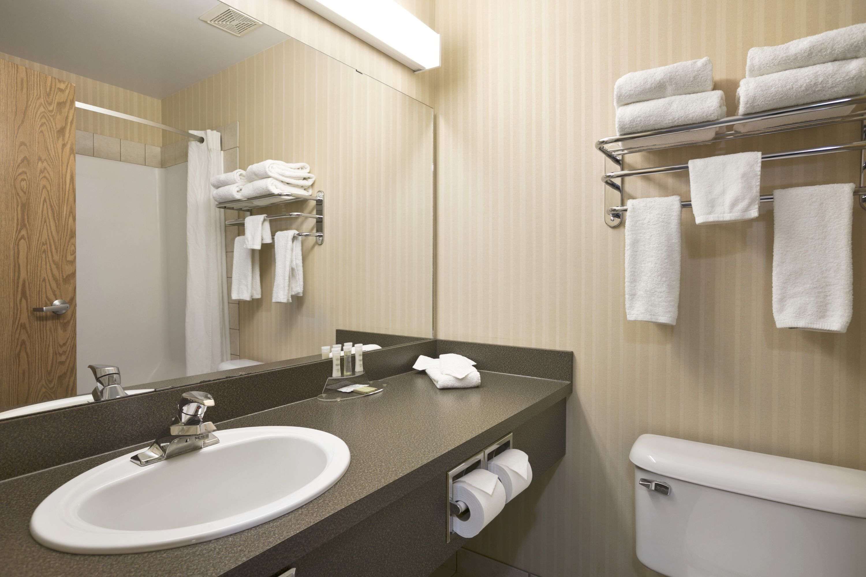 combined shower/bathtub, deep-soaking bathtub, free toiletries