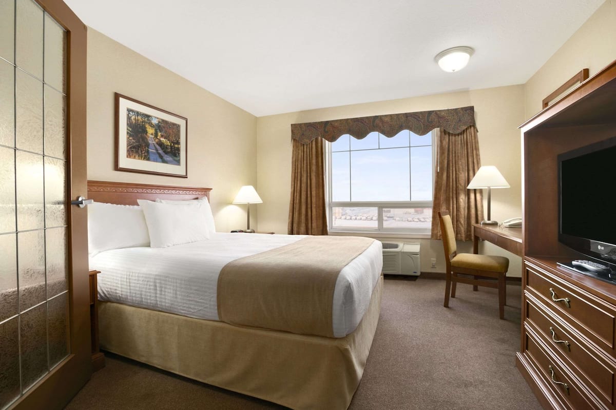Junior Suite, 1 Queen Bed, Non Smoking | Desk, blackout drapes, iron/ironing board, free cribs/infant beds