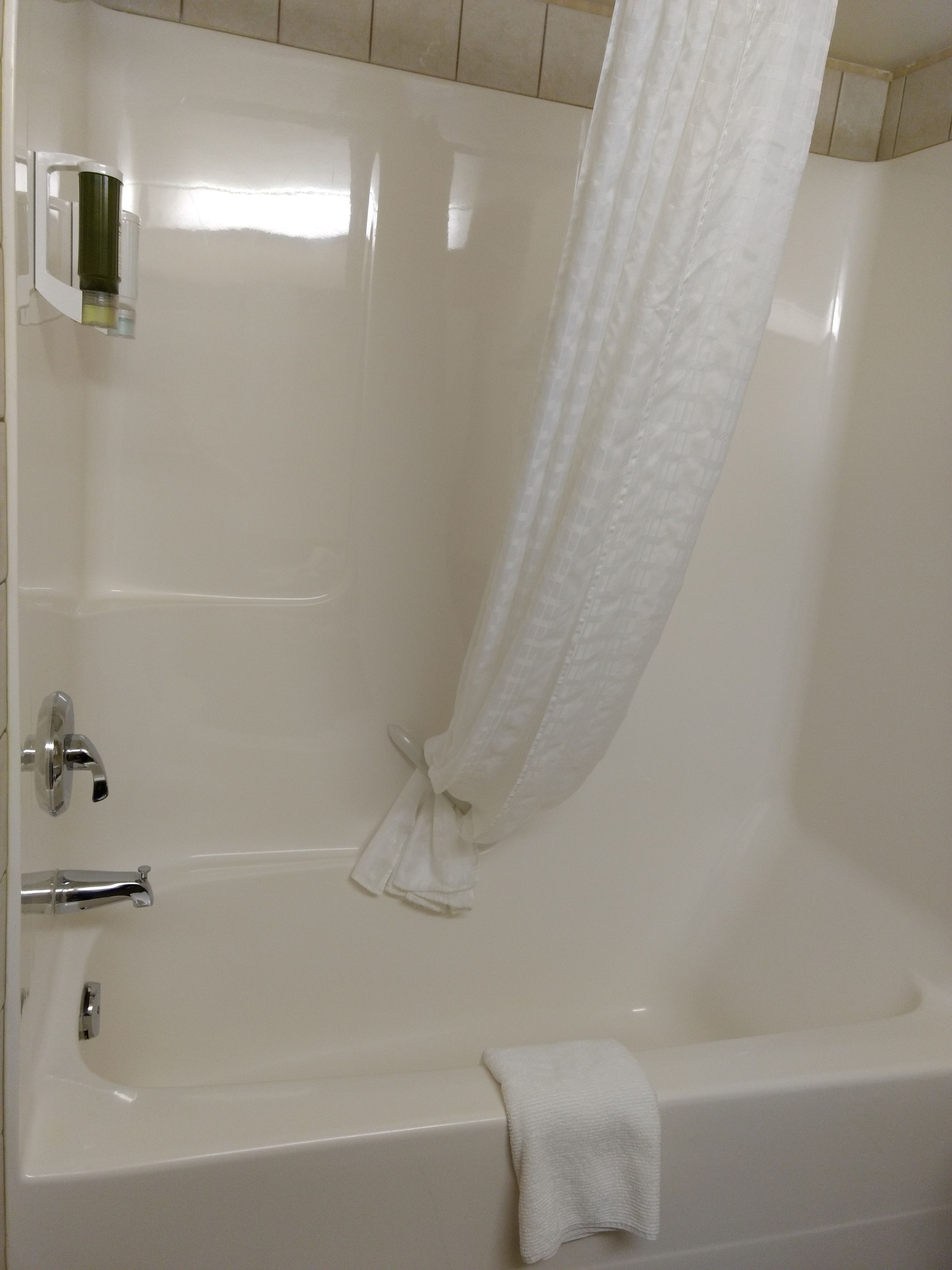 combined shower/bathtub, deep-soaking bathtub, free toiletries