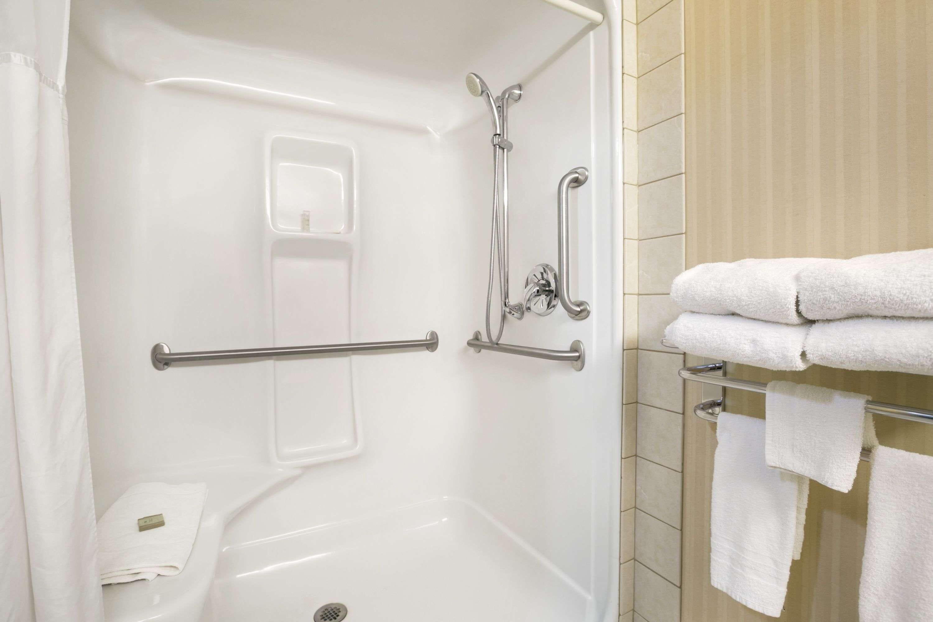 combined shower/bathtub, deep-soaking bathtub, free toiletries