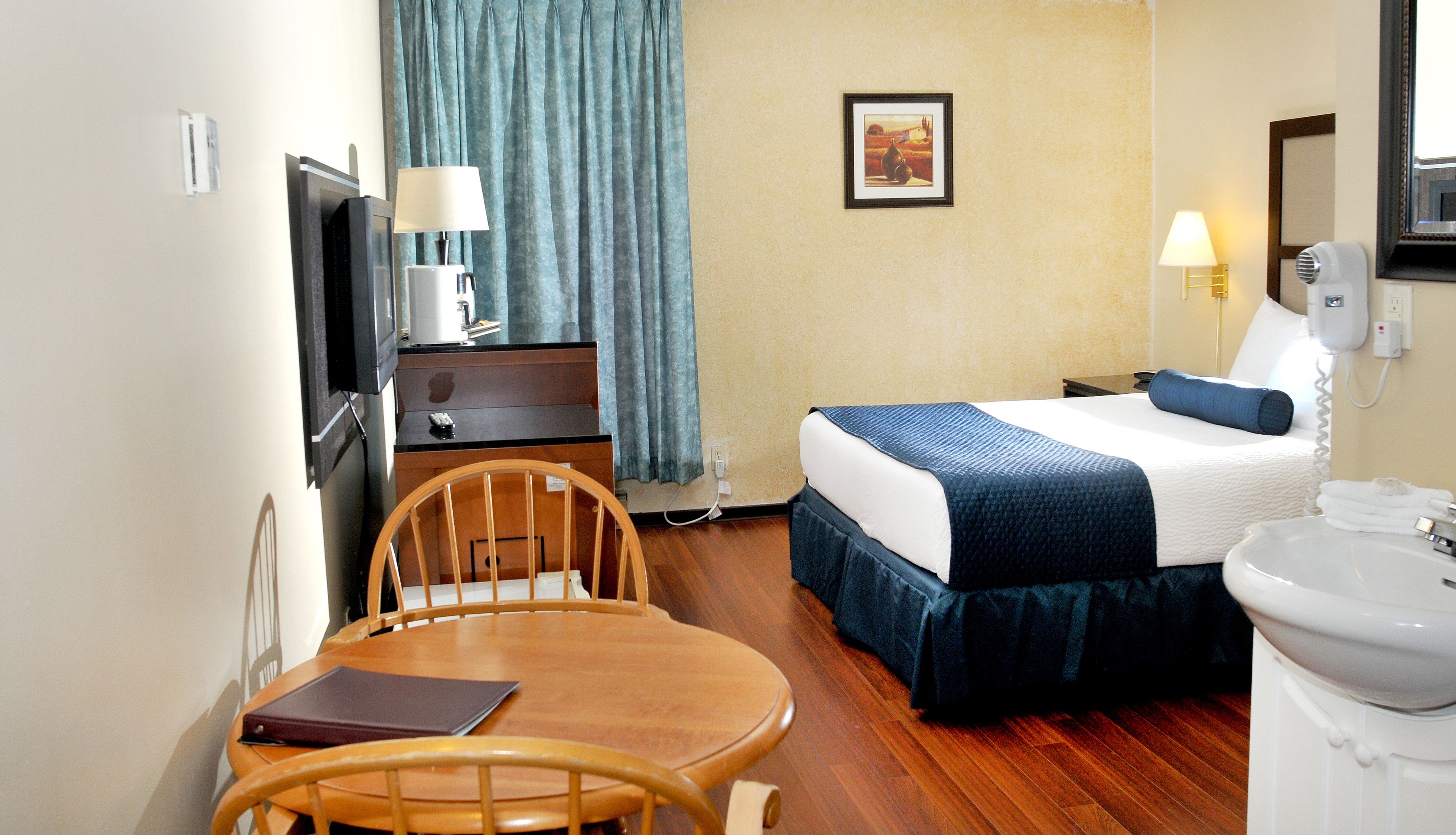 Cortinas blackout, tabla de planchar con plancha y wifi gratis 