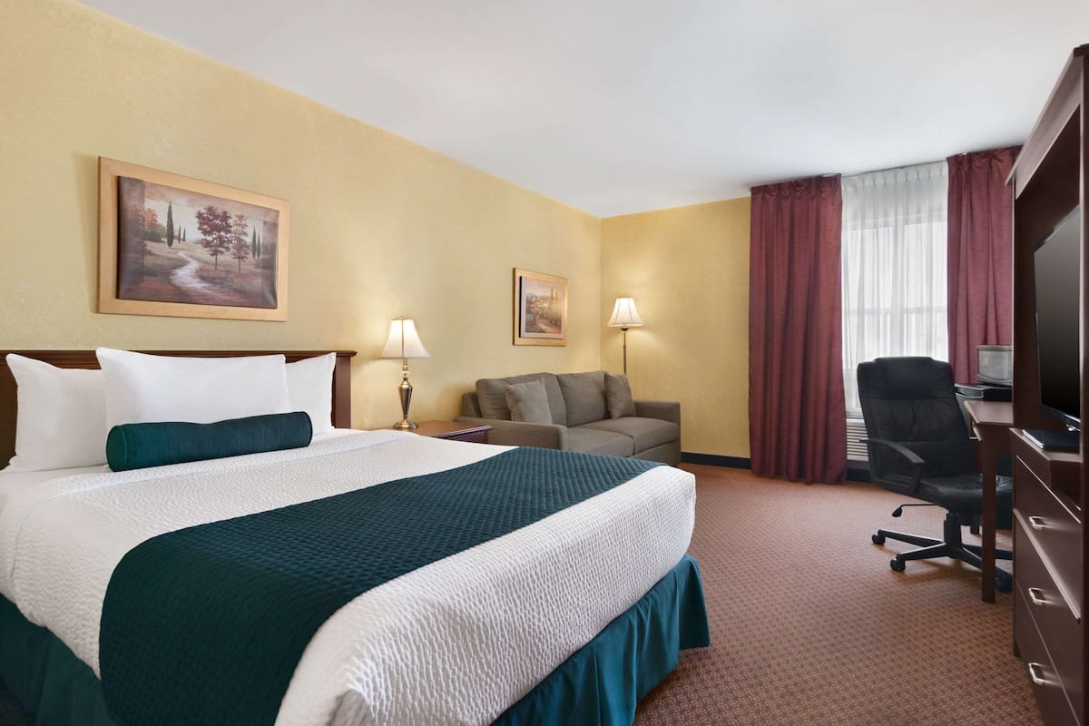 Camera, 1 letto queen con divano letto, non fumatori | Tende oscuranti, ferro/asse da stiro, Wi-Fi gratuito, lenzuola