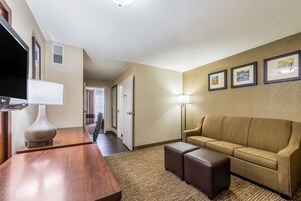 套房, 1 张特大床和 1 张沙发床, 无烟房 (2 Person Sofa Bed) | 1 多间卧室、特色家居、遮光窗帘、熨斗/熨衣板