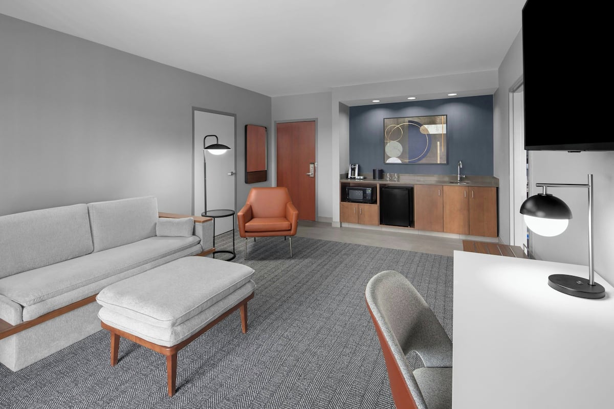 Suite, 1 letto king con divano letto | Area soggiorno | Smart TV 32 pollici con canali via cavo, TV, Netflix