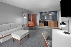 Suite, 1 cama de matrimonio grande con sofá cama | Zona de estar | Smart TV de 32 pulgadas con canales por cable, una televisión