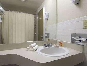 Combined shower/tub, free toiletries, hair dryer, towels