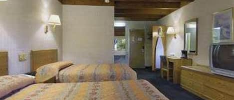 Caja de seguridad en la habitación y tabla de planchar con plancha