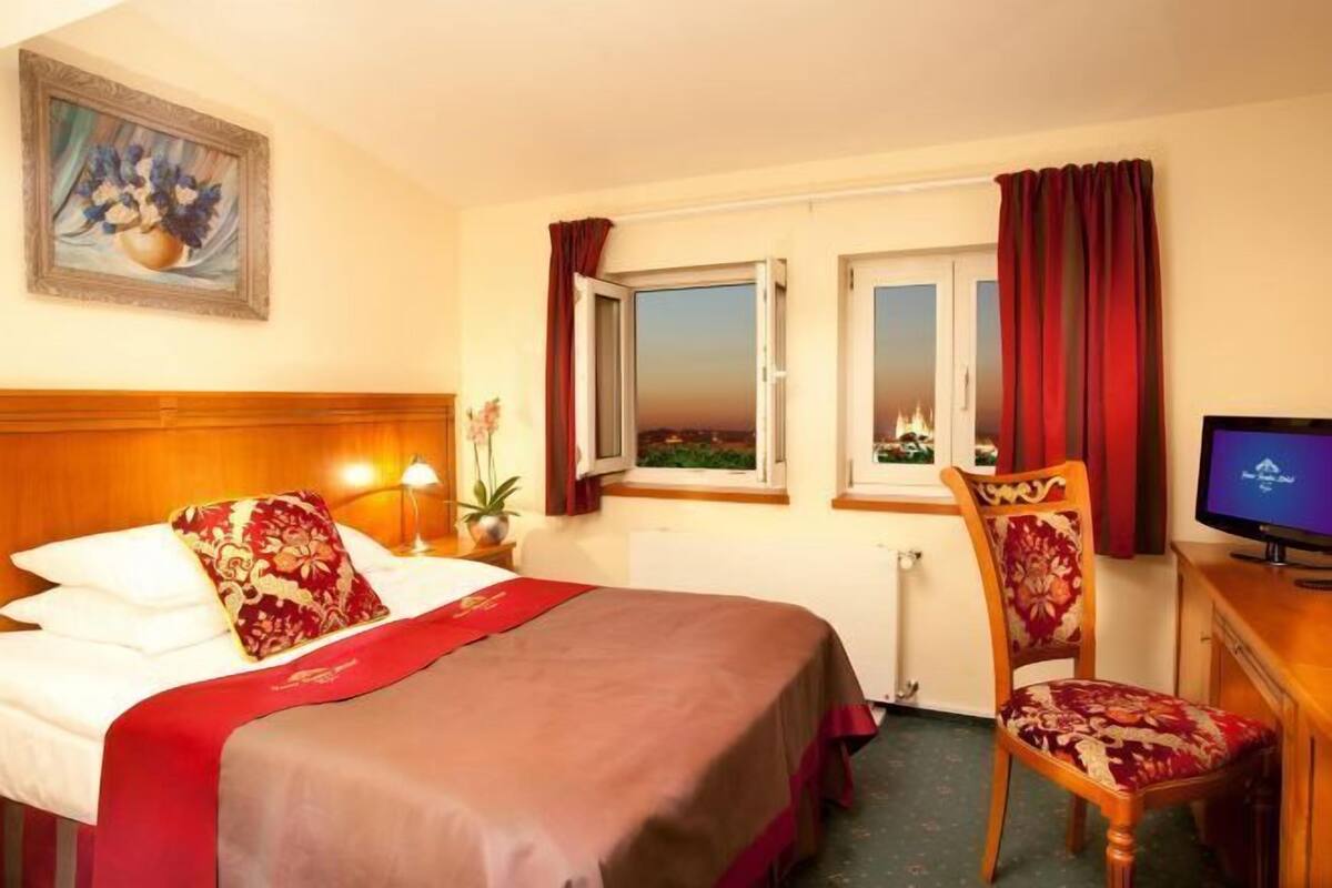 Premium bedding, in-room safe, desk, laptop workspace
