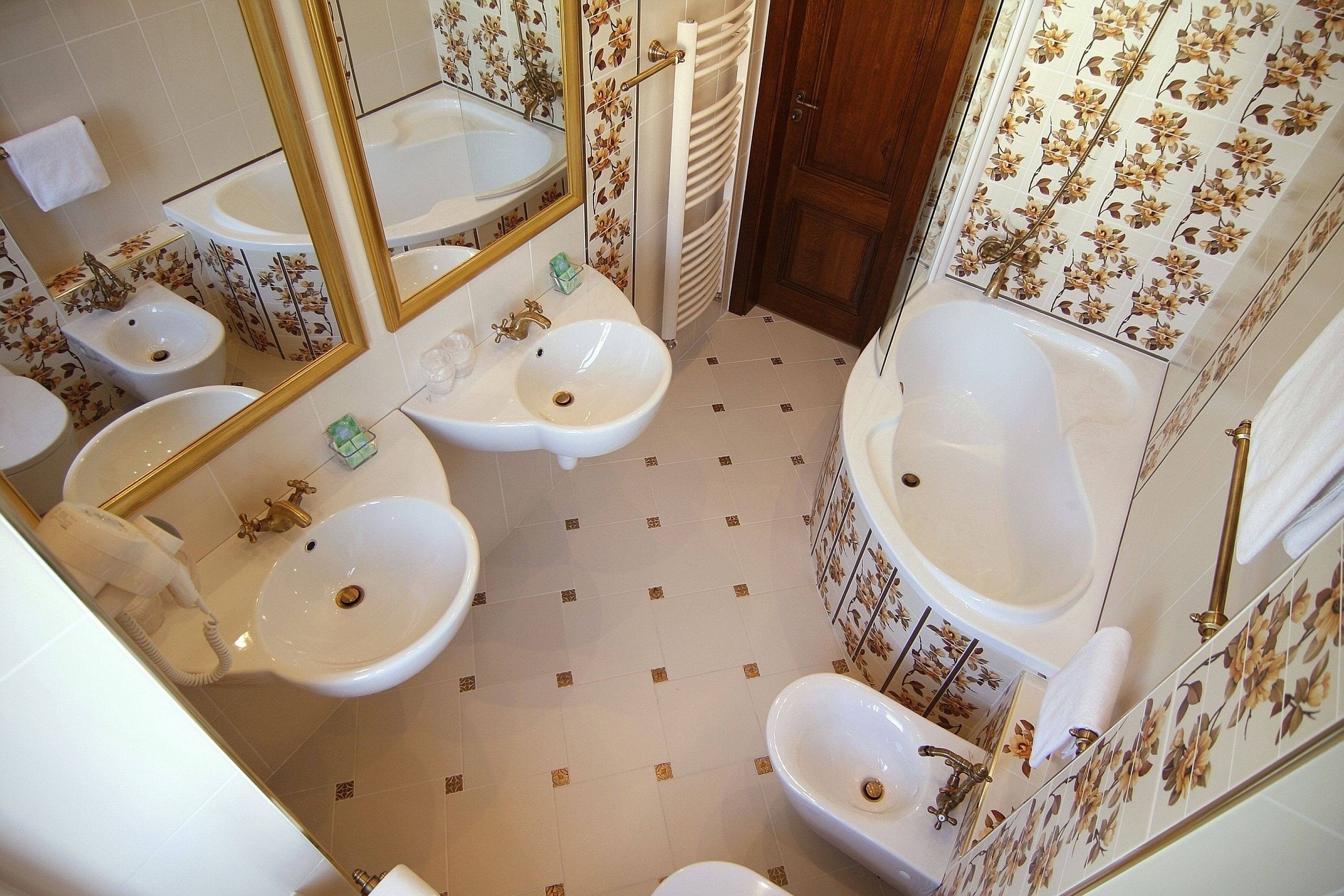 family suite, 2 bedrooms | bathroom | free toiletries, hair dryer, towels