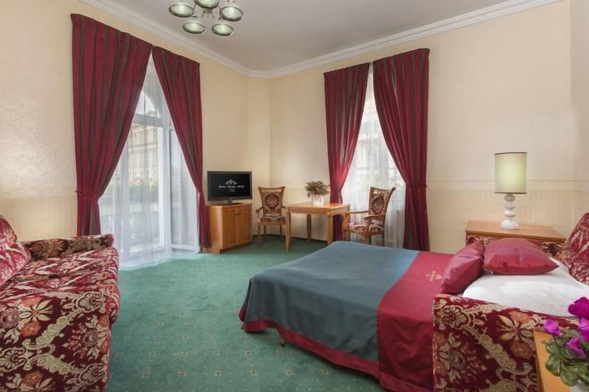 Premium bedding, in-room safe, desk, laptop workspace