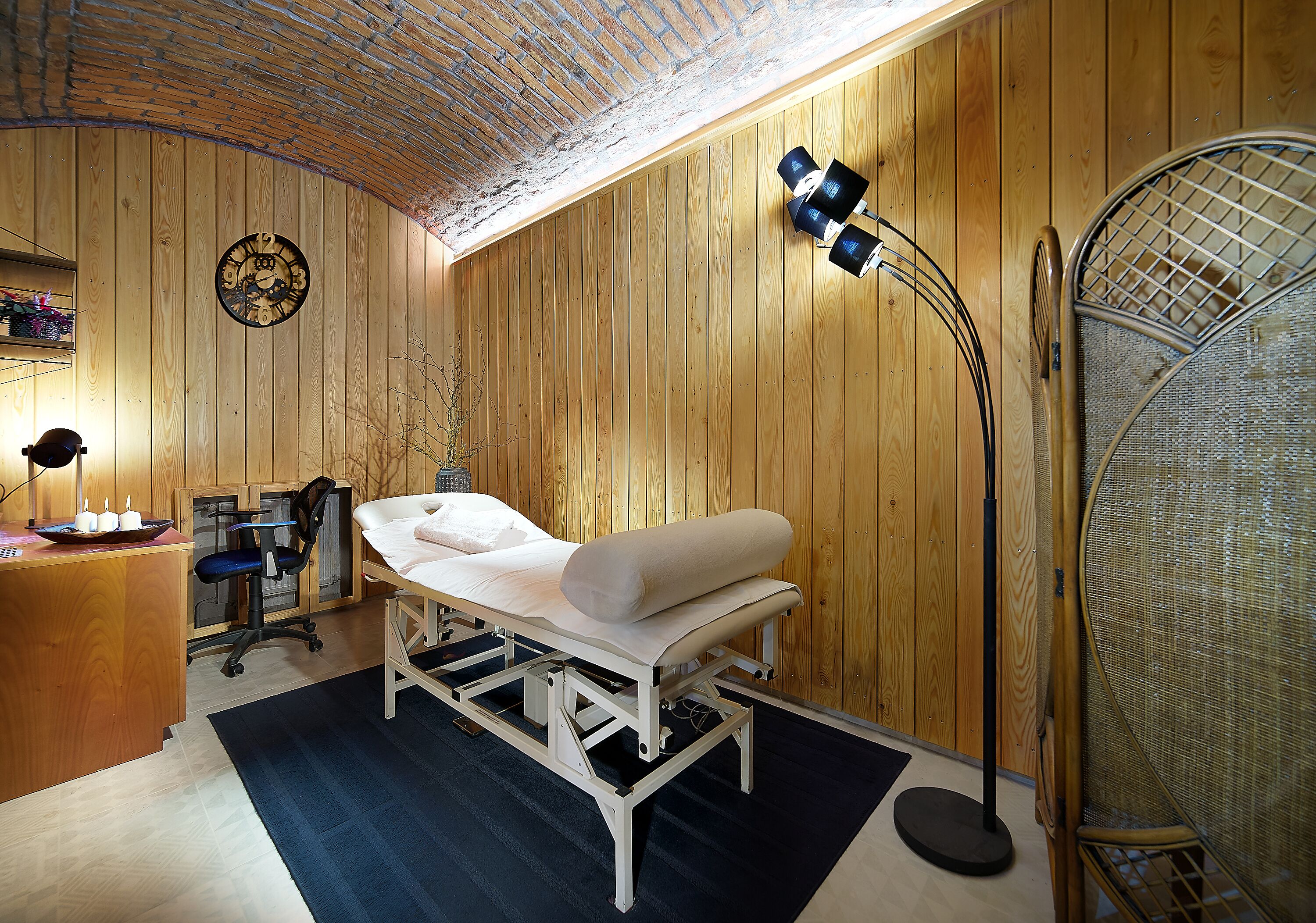 sauna, steam room, deep-tissue massages, sports massages, massages